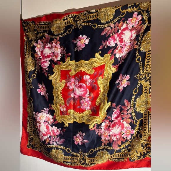 “Vintage Silk Baroque Floral Scarf Gold Chain Black Red Square Scarf”🧣